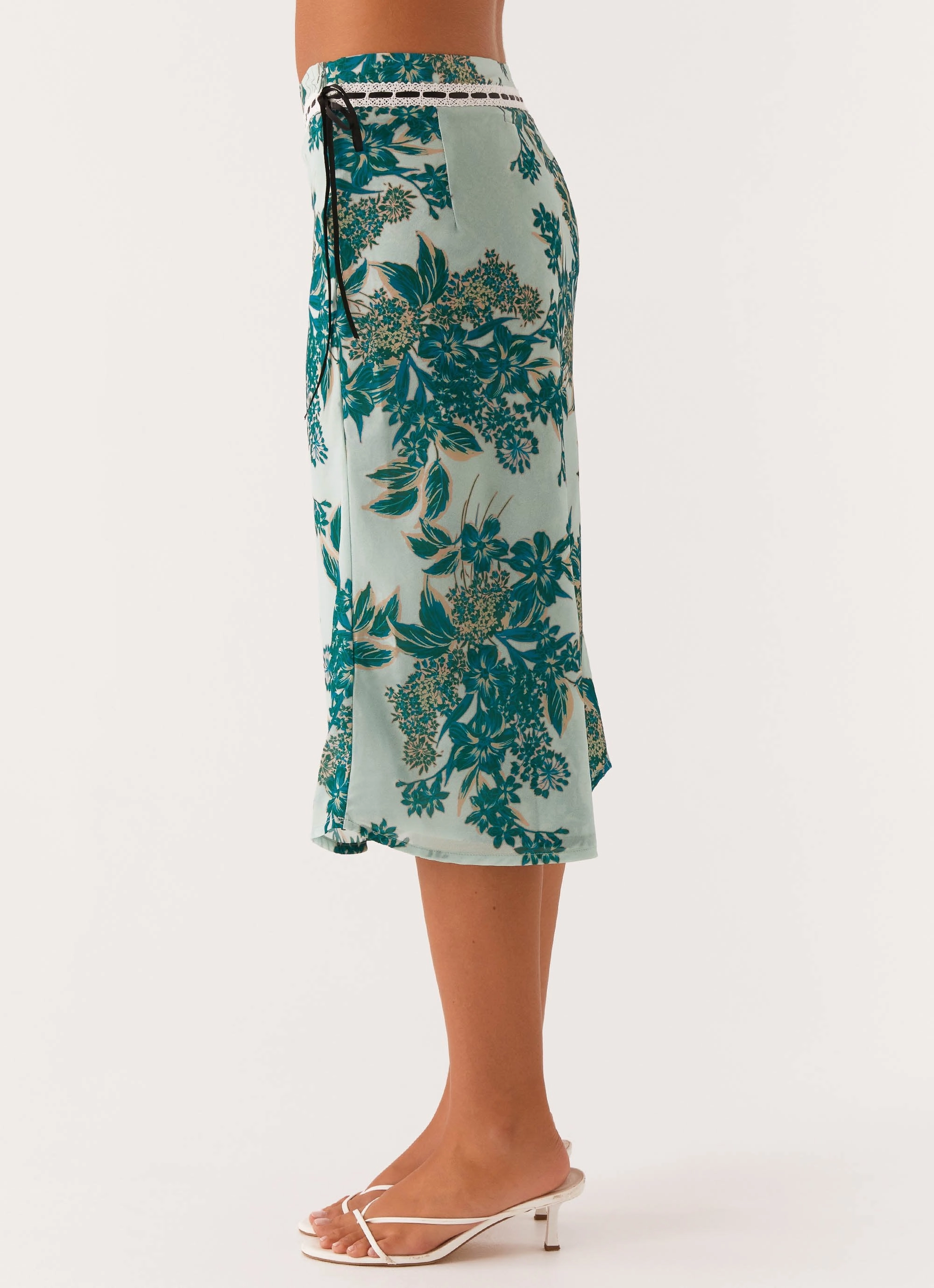 Peony Quartz Midi Skirt - Cloud Nine Floral Light wash Double Needle Stitching