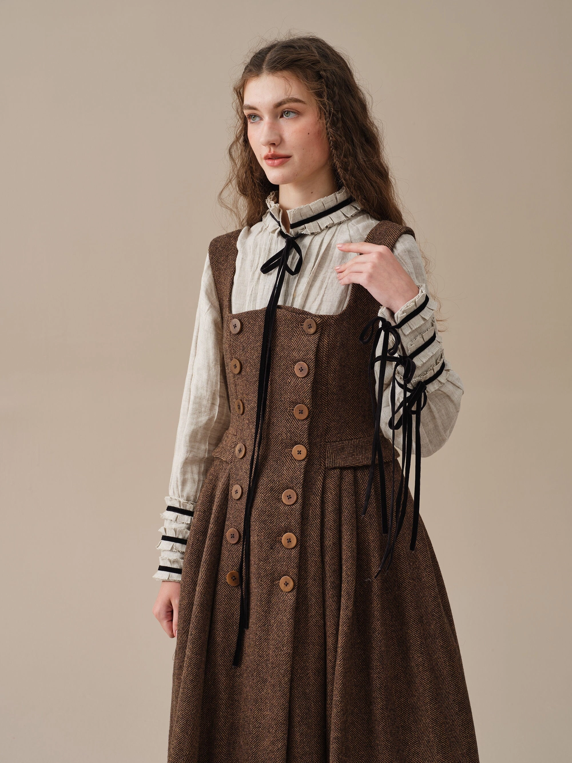 Emma 33 | 100% wool dress Body-Hugging Fit