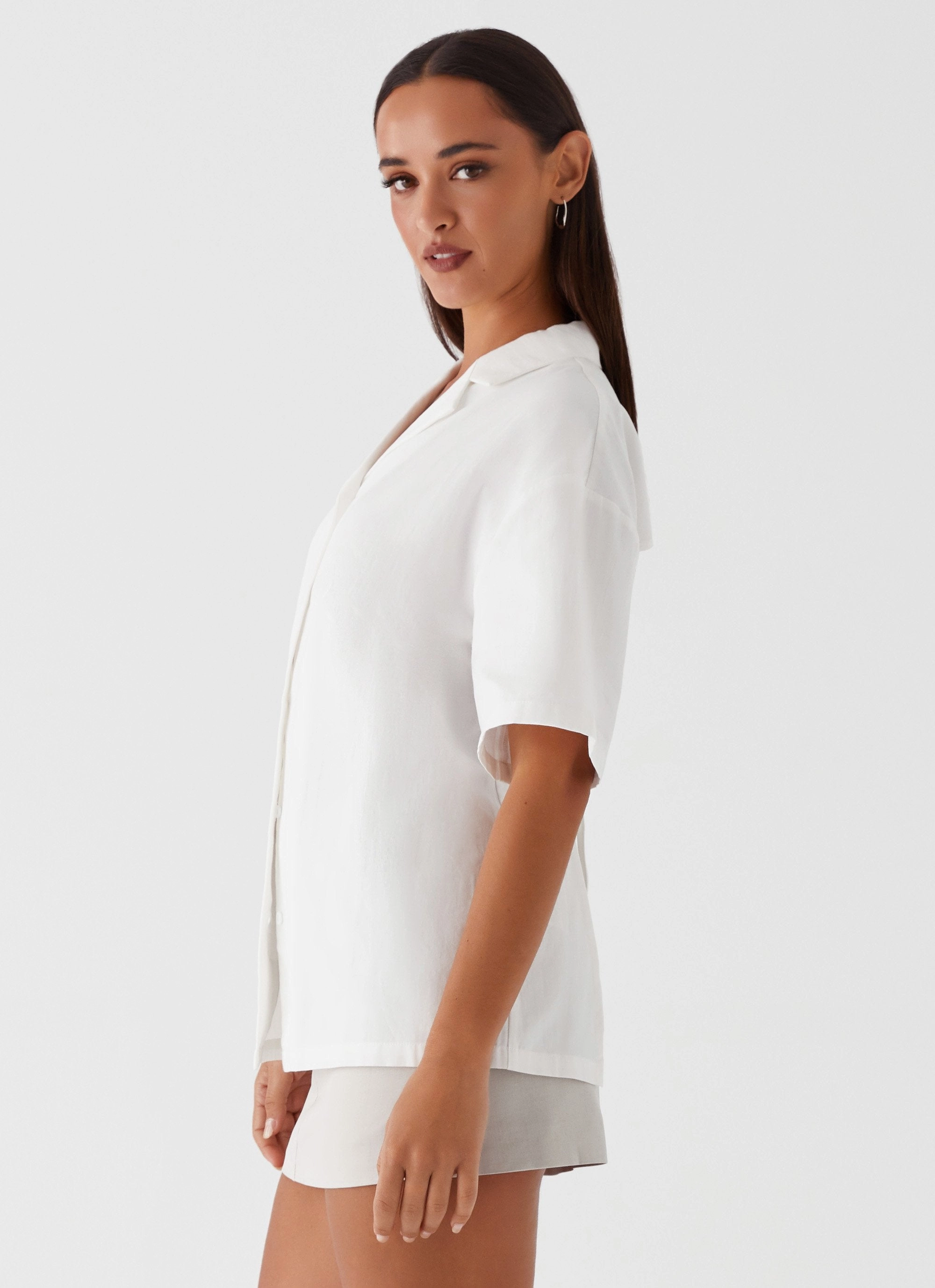 Layered Ventilation Zones Hadley Open Back Short Sleeve Shirt - White