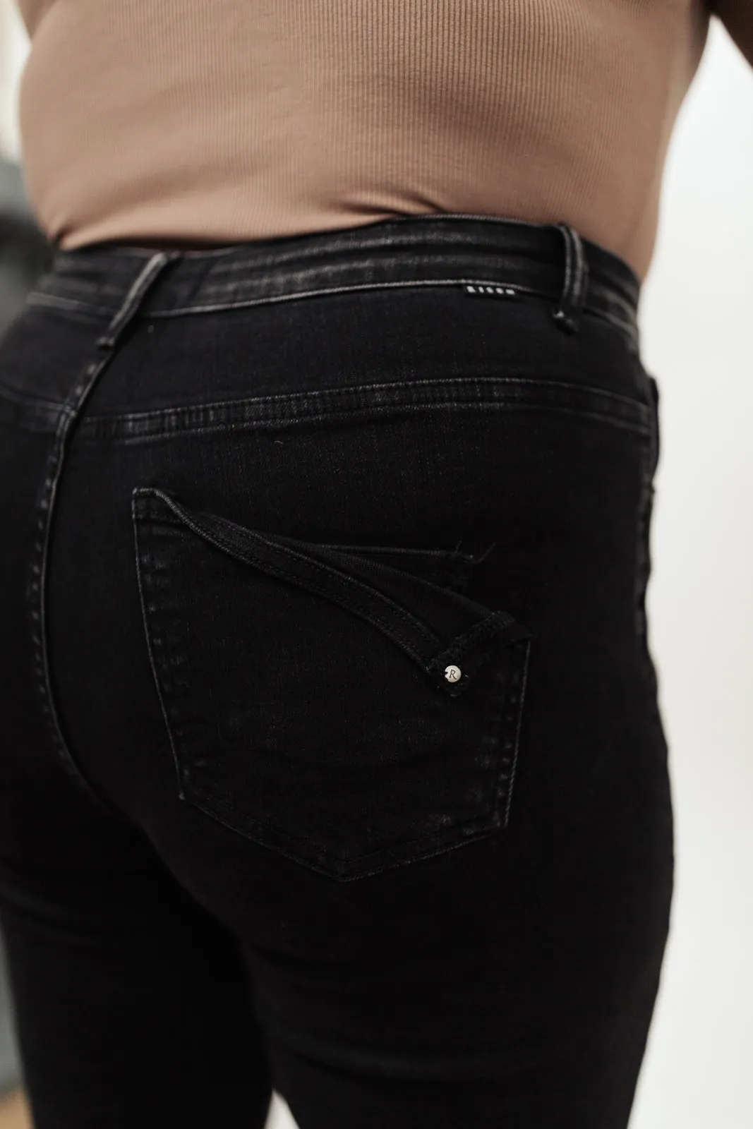 Manchester High Rise Mom Jeans In Black