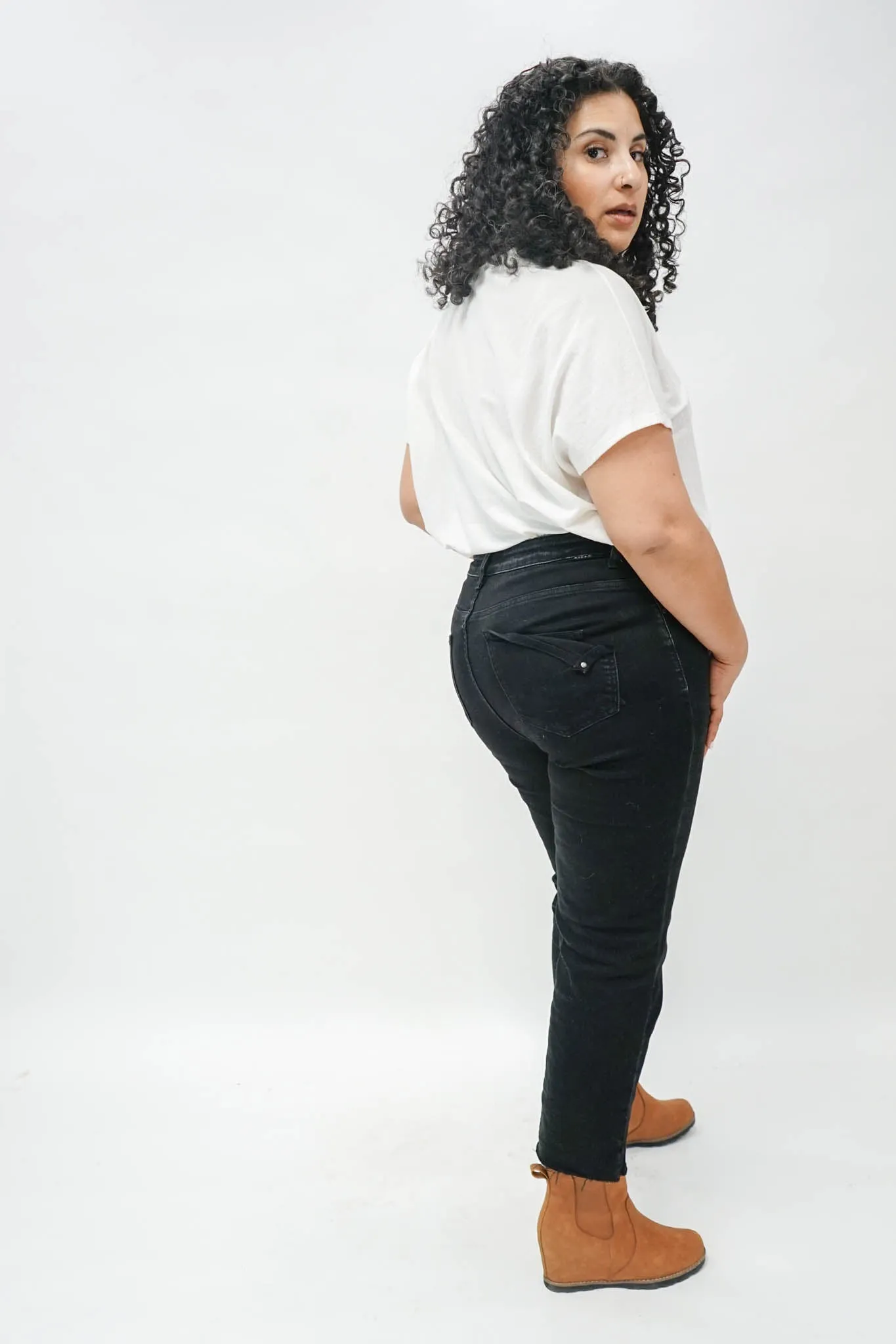 Manchester High Rise Mom Jeans In Black