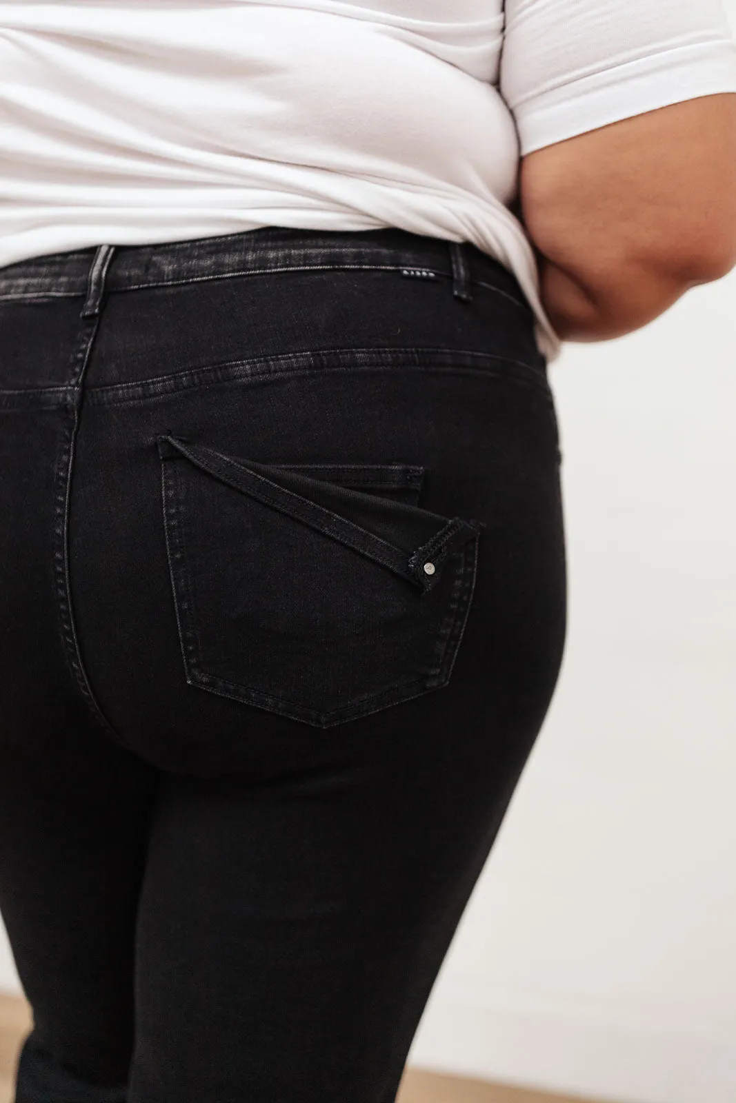 Manchester High Rise Mom Jeans In Black