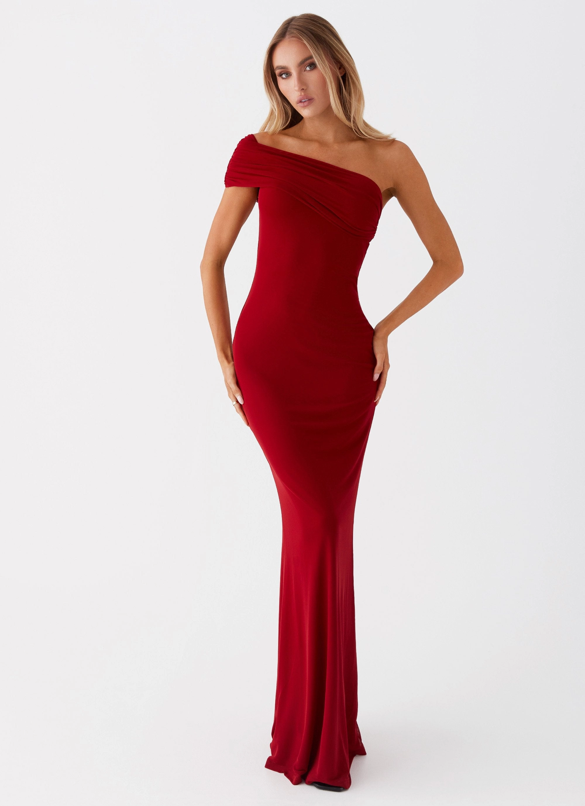 Calm Silhouette Polished Cut Reine Maxi Dress - Red