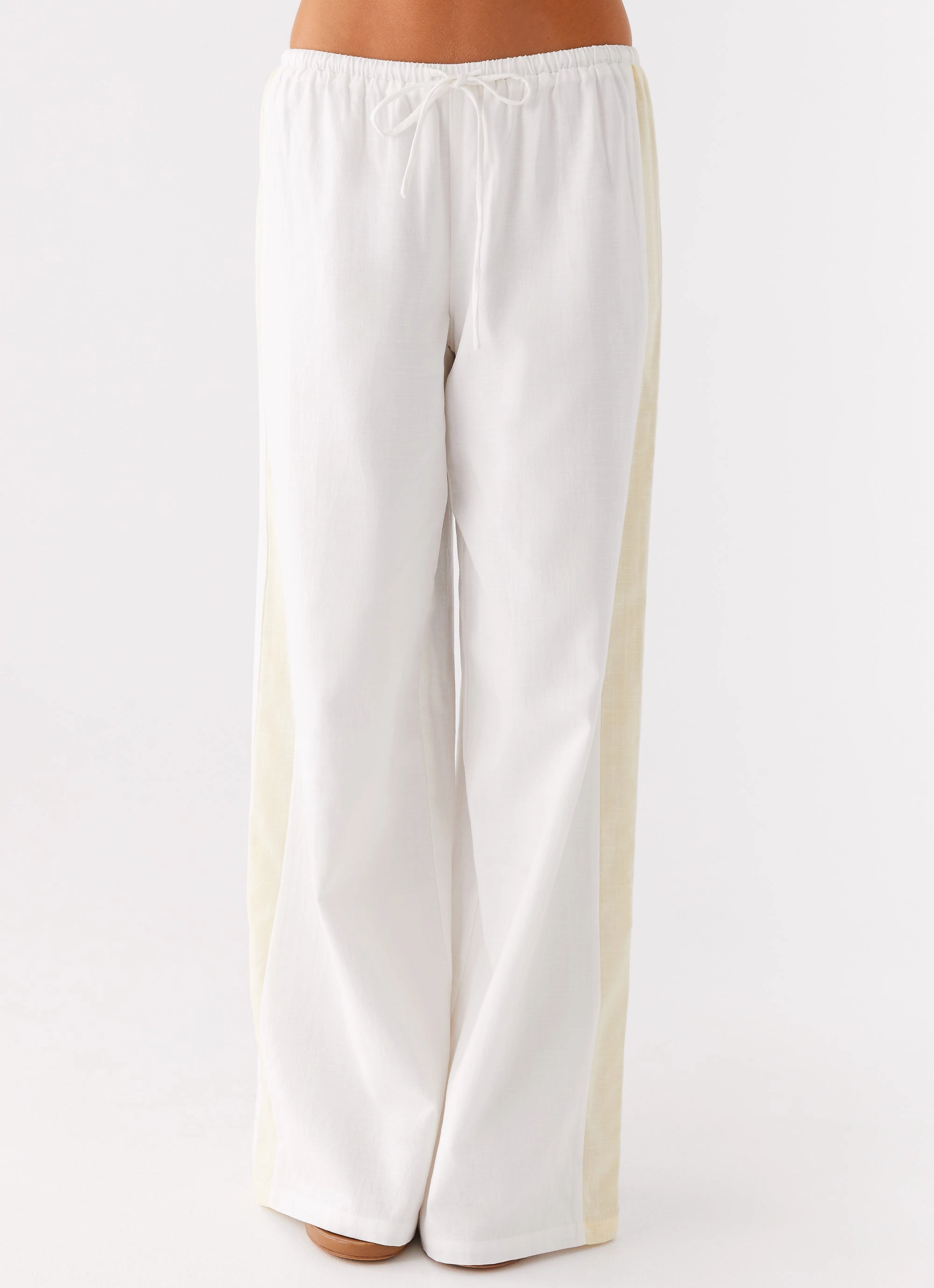 Anti Chafe Lining Oska Drawstring Pants - White