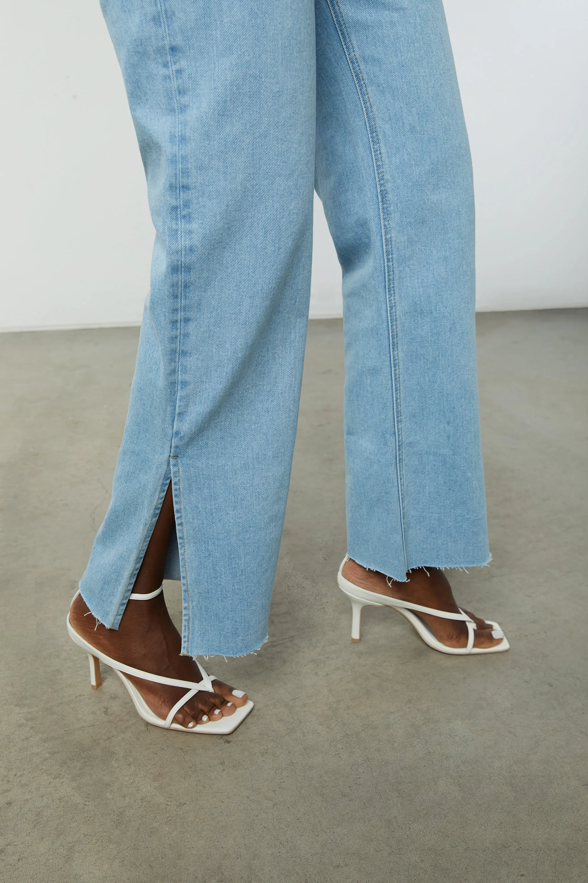 SIDE SLIT JEANS