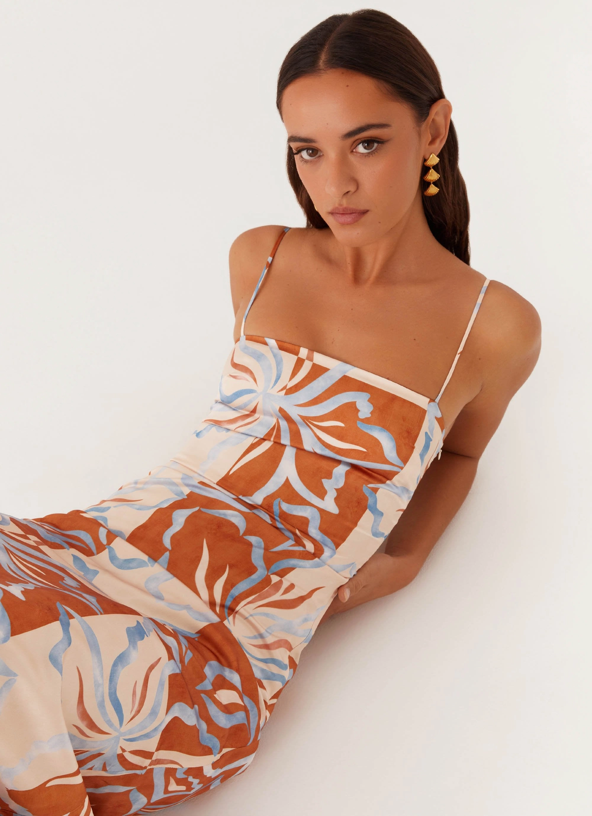 Elegant Flow Seamless-Look Aster Bloom Maxi Dress - Orange Blue Floral