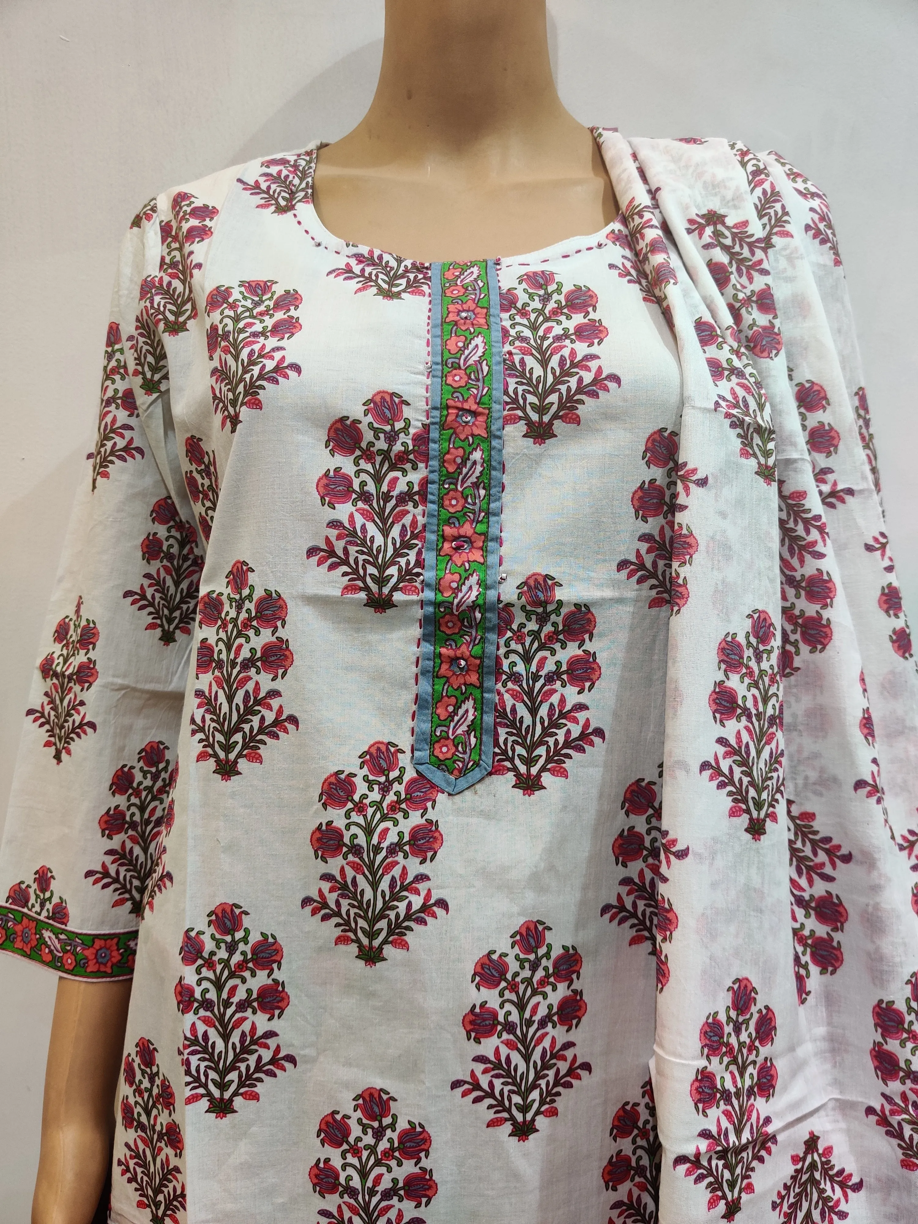 Soapwort Kurta pant dupatta set