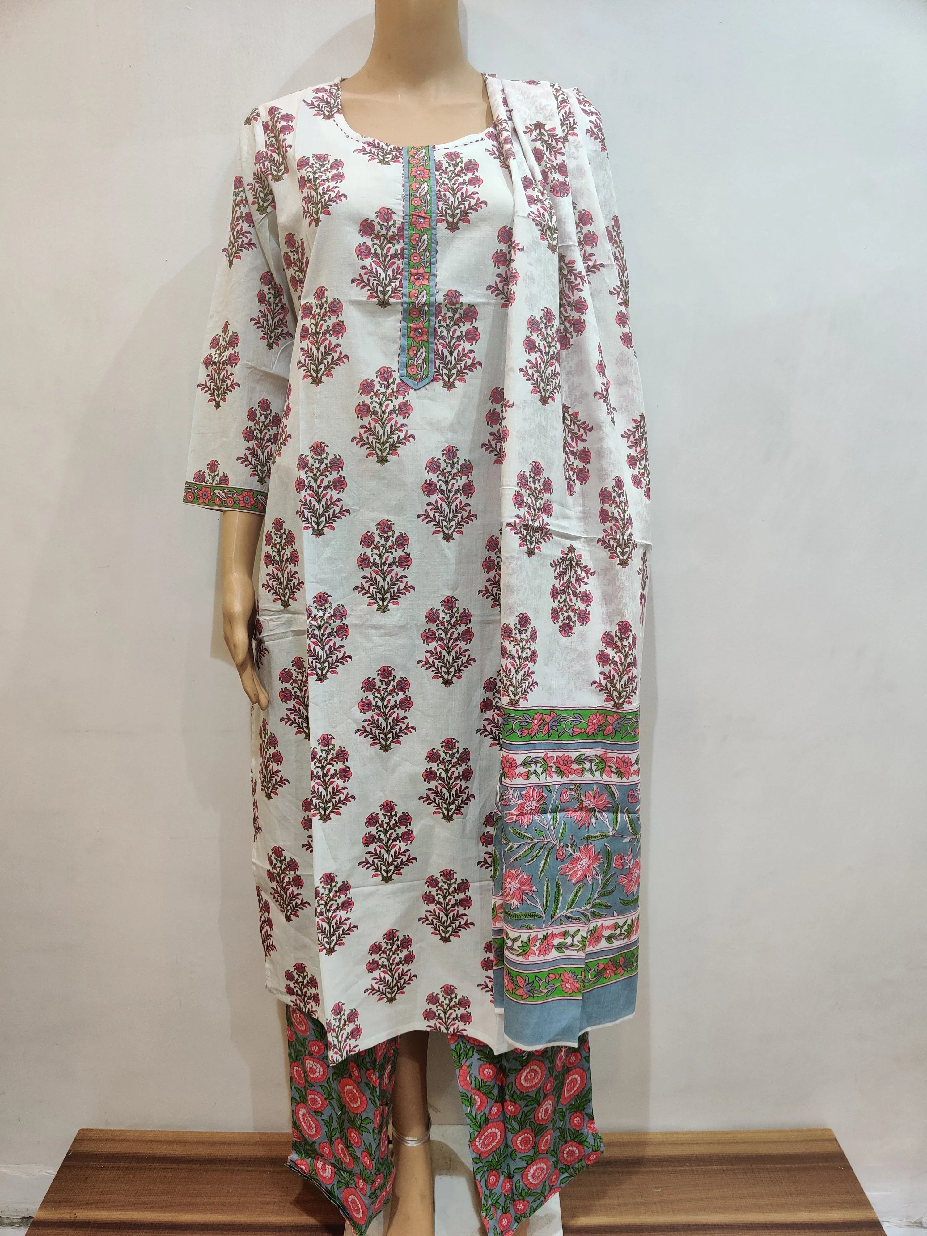 Soapwort Kurta pant dupatta set