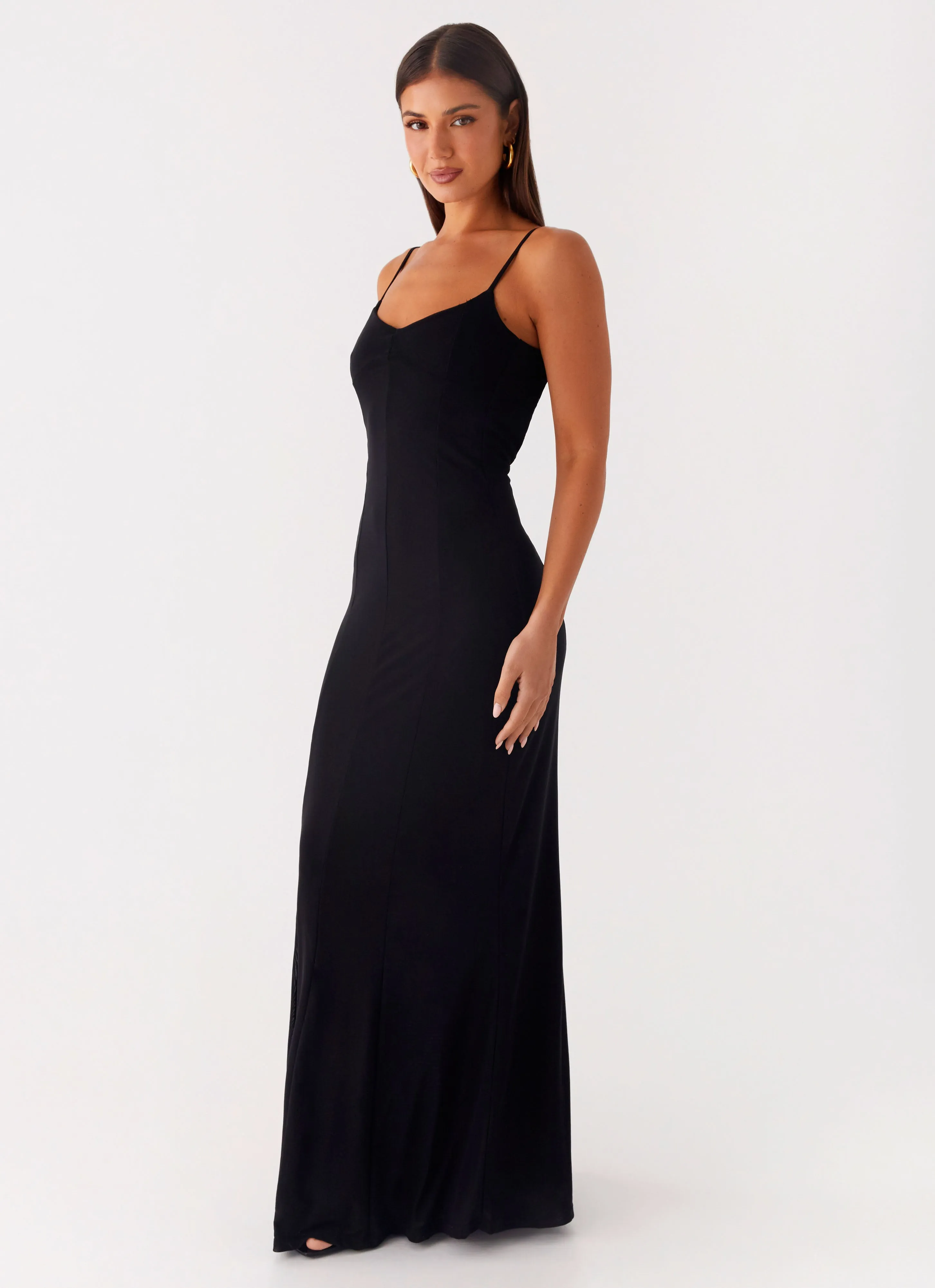 Flattering Fit Wear Functional Layer Serene Escape Maxi Dress - Black