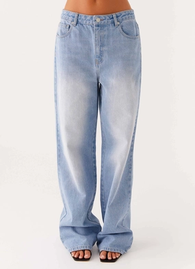 Sporty Appeal Comfort Layer Back Again Straight Leg Denim Jeans - Light Wash Blue