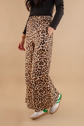 simple design Never Dramatic Pants