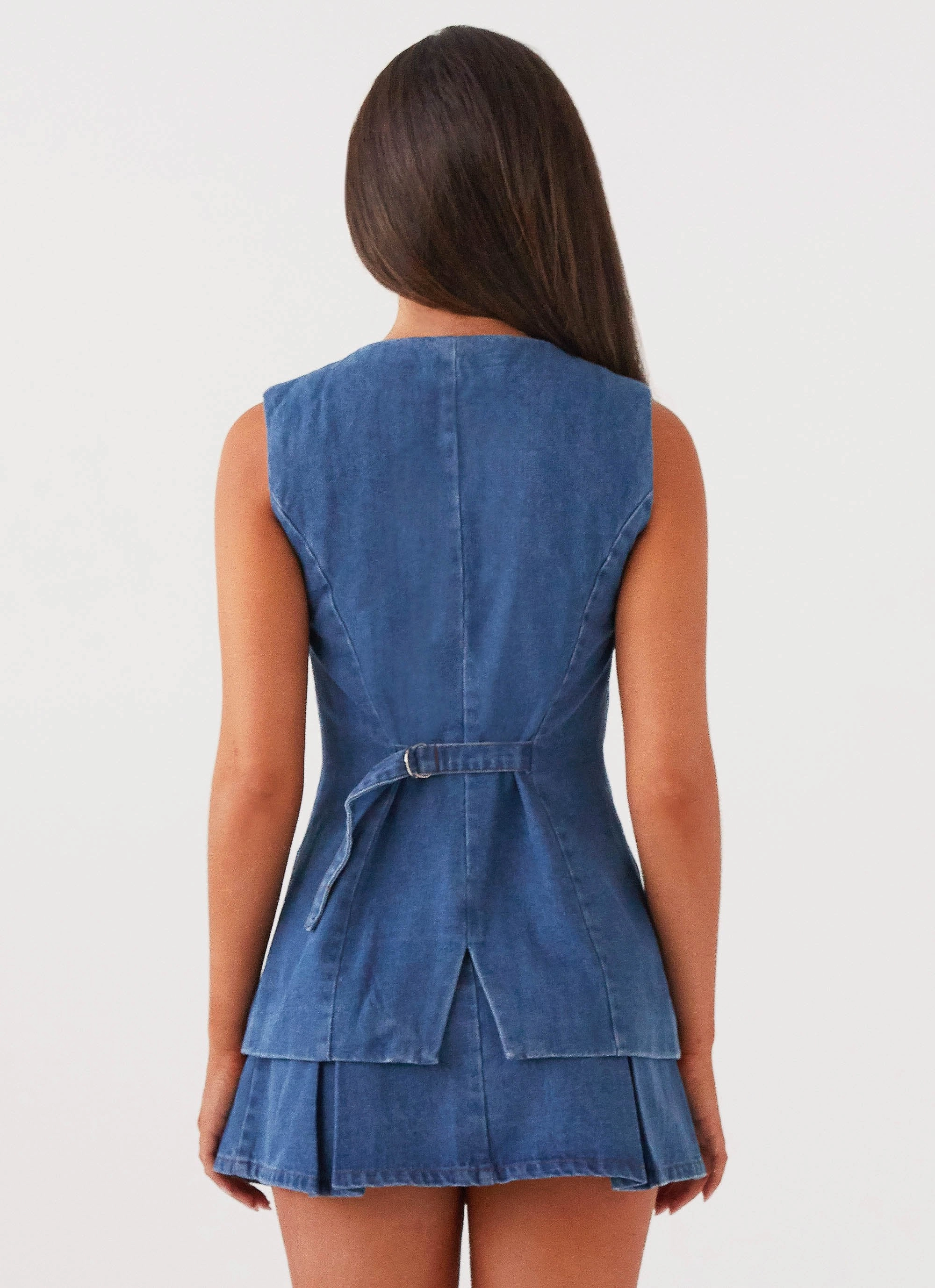 MinimalistSilhouette NonIrritating Seams Born For Bordeaux Denim Vest - Indigo