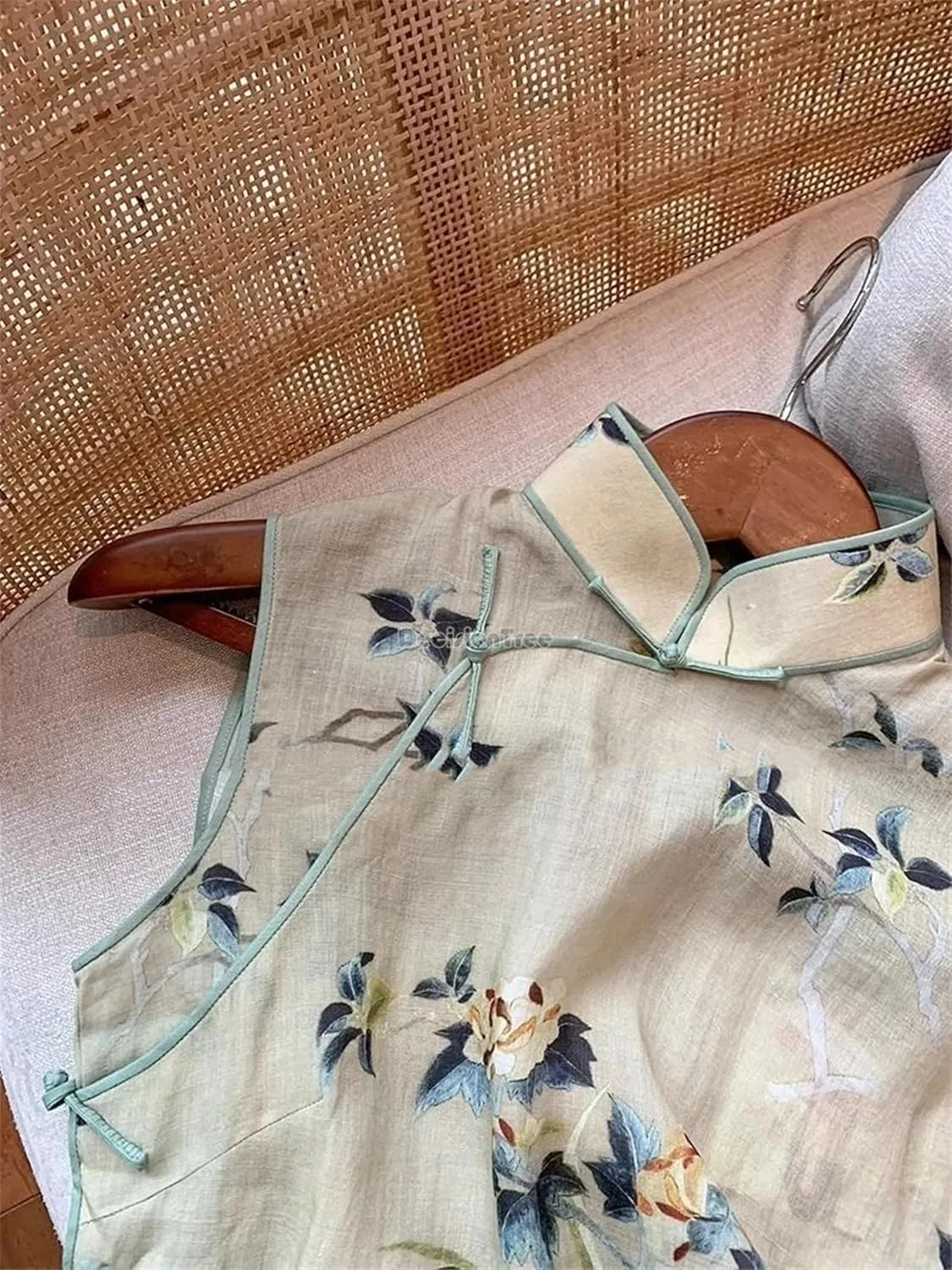 Women's Sleeveless Chiffon Blouses Mandarin Collar Side Split Summer Tank Top Elegant Floral Print Vest